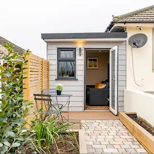  Apartment The Hideaway By The Sea - Free Parking