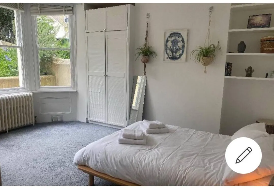 Spacious Room In A Tranquil , Comfortable Brighton City Apartment location